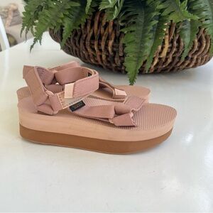 Teva Wmns Flatform Platform Universal Sandals Size 5 Maple Sugar Lion 1.75” heel